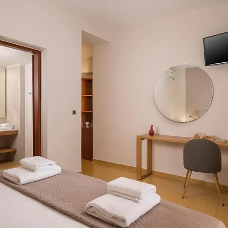 Villa View - Heated Pool & Gym & Sauna - Majestic Views - 5 Min Drive From Center Chania (Crete)