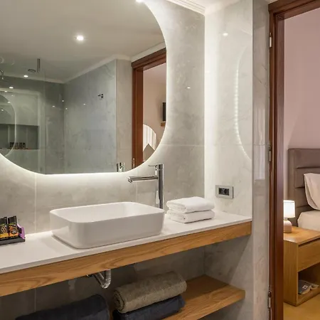 View - Heated Pool & Gym & Sauna - Majestic Views - 5 Min Drive From Center *
